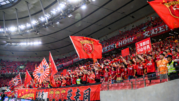 中超上海海港对阵山东泰山比赛现场高清画面，球迷看台红色助威海洋